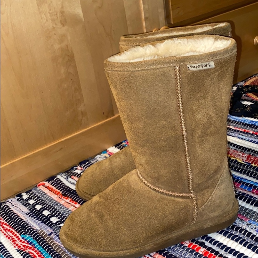 Bearpaw fuzzy boots!!